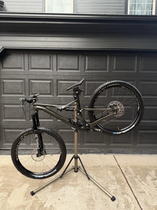 Specialized Stumpjumper FSR Pro Carbon Downhill Bike (2018 Model)